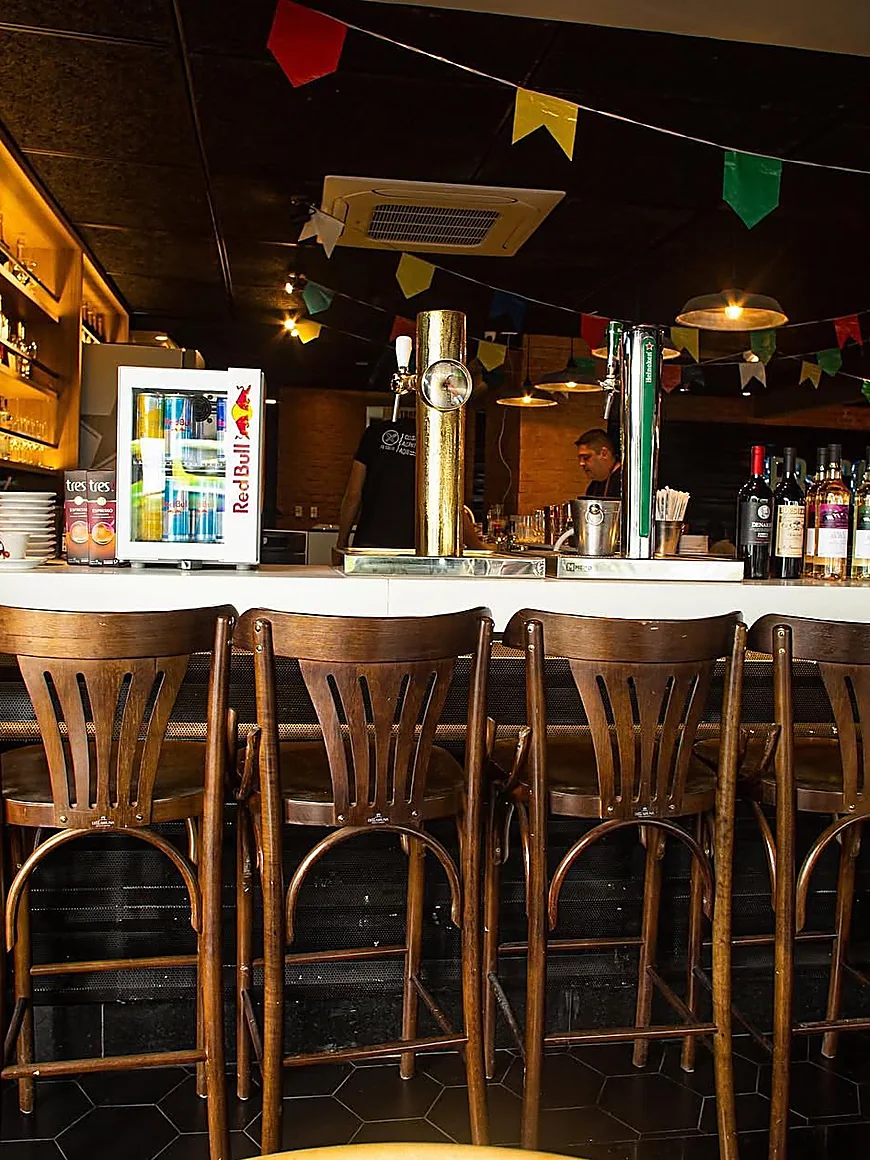 Balcão de bar com banquetas e chopeira