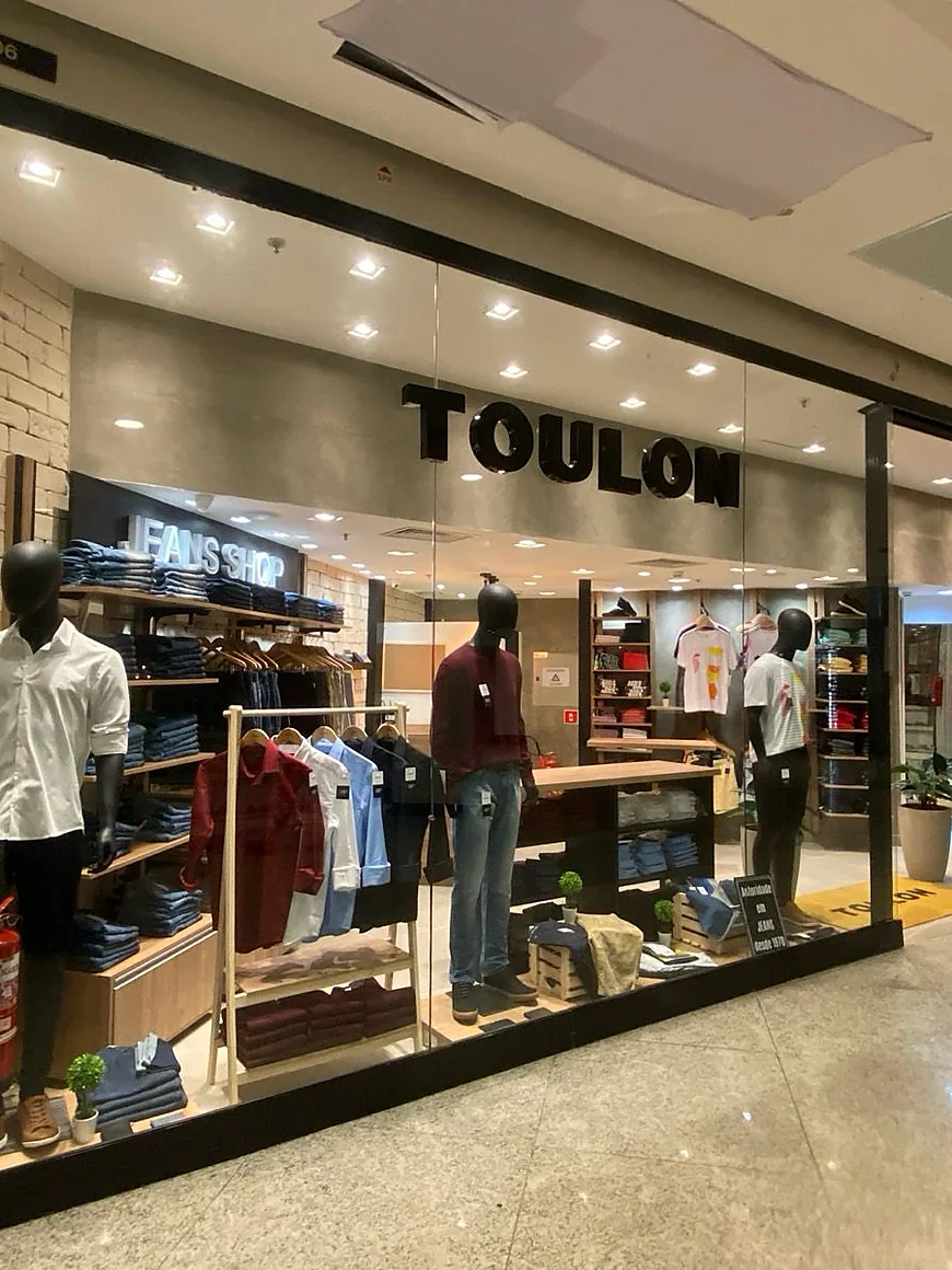 Fachada de loja de vestuário entregue pela HCP Engenharia em shopping